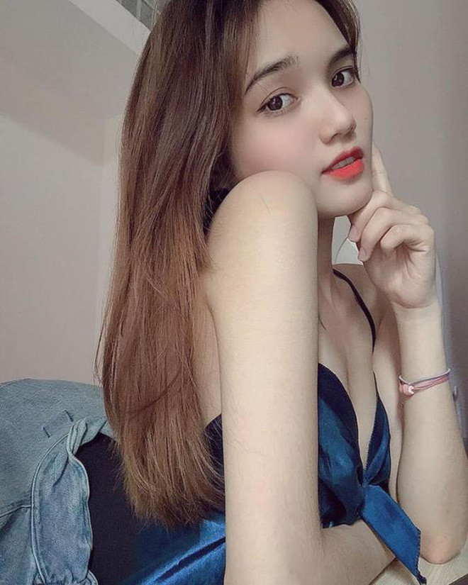 3 năm kể từ ngày ấy, Ái Thy vẫn giữ nhan sắc xinh đẹp và còn độc thân. Cô nàng được nhiều người chú ý hơn trên MXH, thậm chí nhận được không ít lời tán tỉnh qua mạng. Cô nàng không tin vào tình yêu online và cũng cho rằng mình không hợp với chuyện được mai mối luôn.