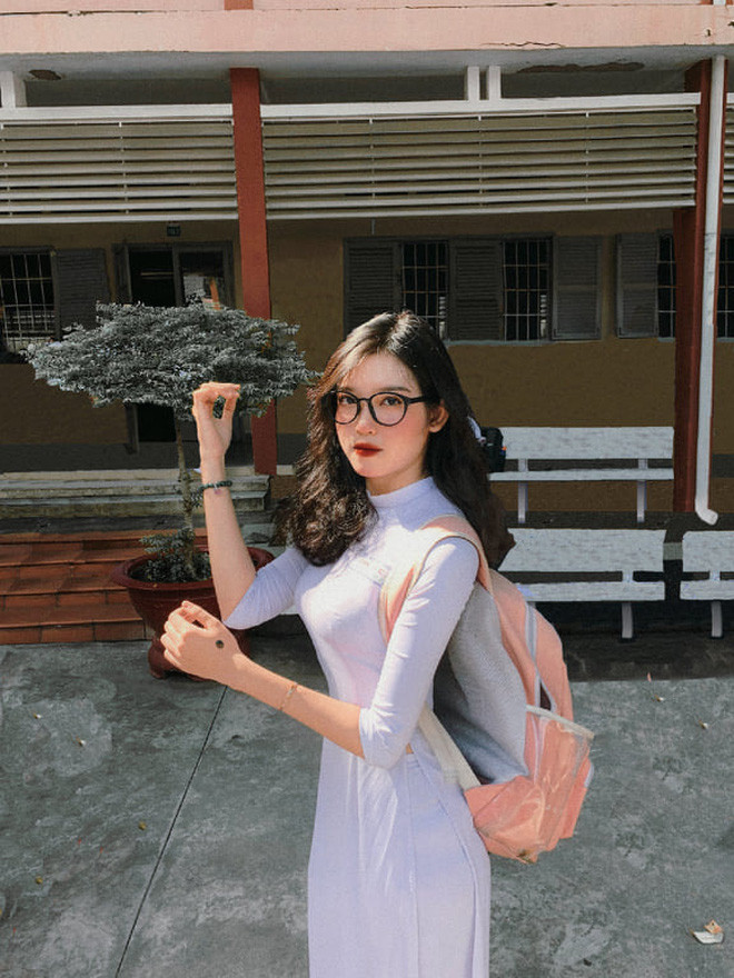 Không chỉ lớn hơn, chững chạc hơn, Mỹ Ngọc cũng có khá nhiều thay đổi về phong cách và ngoại hình. Cô nàng thỉnh thoảng đi chụp ảnh cho các shop và nhận PR trên mạng để có tiền tiêu vặt. Ngoài ra cô cũng đặt mục tiêu trở thành một tiếp viên hàng không thay vì giáo viên như trước đây từng chia sẻ.