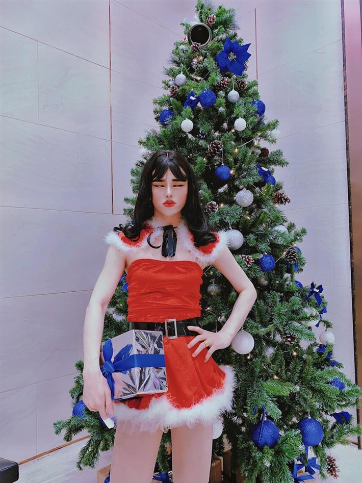 Bức ảnh nhẹ nhàng nhất của Đức Bo bên cây thông Noel nhưng ánh mắt của thảm họa mạng trở thành điểm chú ý.