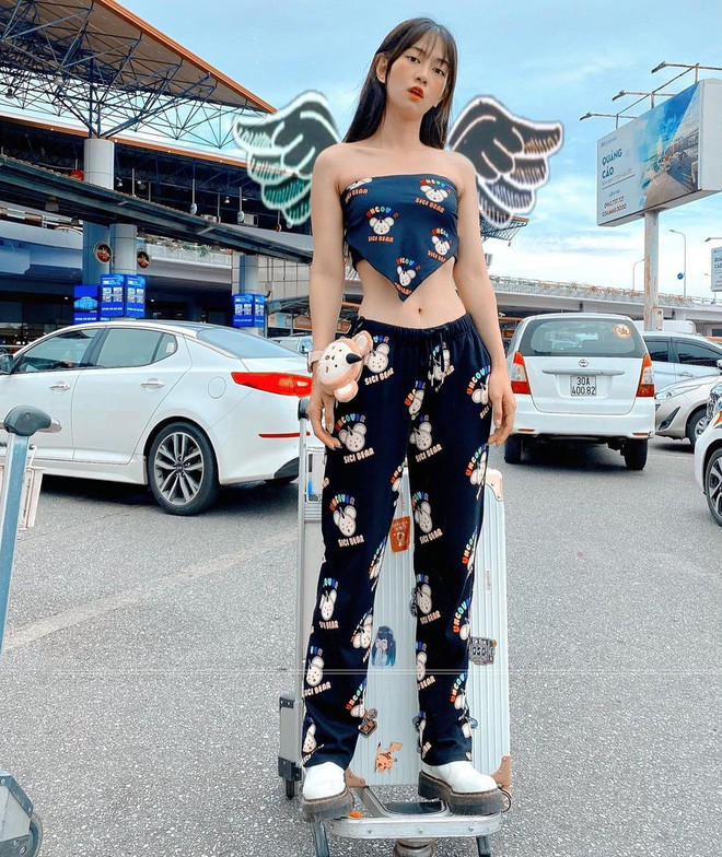 Cụ thể, trong loạt ảnh mà cô nàng vừa chia sẻ lên trang cá nhân, Lê Bống diện áo croptop bó sát, khoe "vòng eo con kiến" cùng chiếc quần khá ngắn khoe vòng ba bốc lửa.