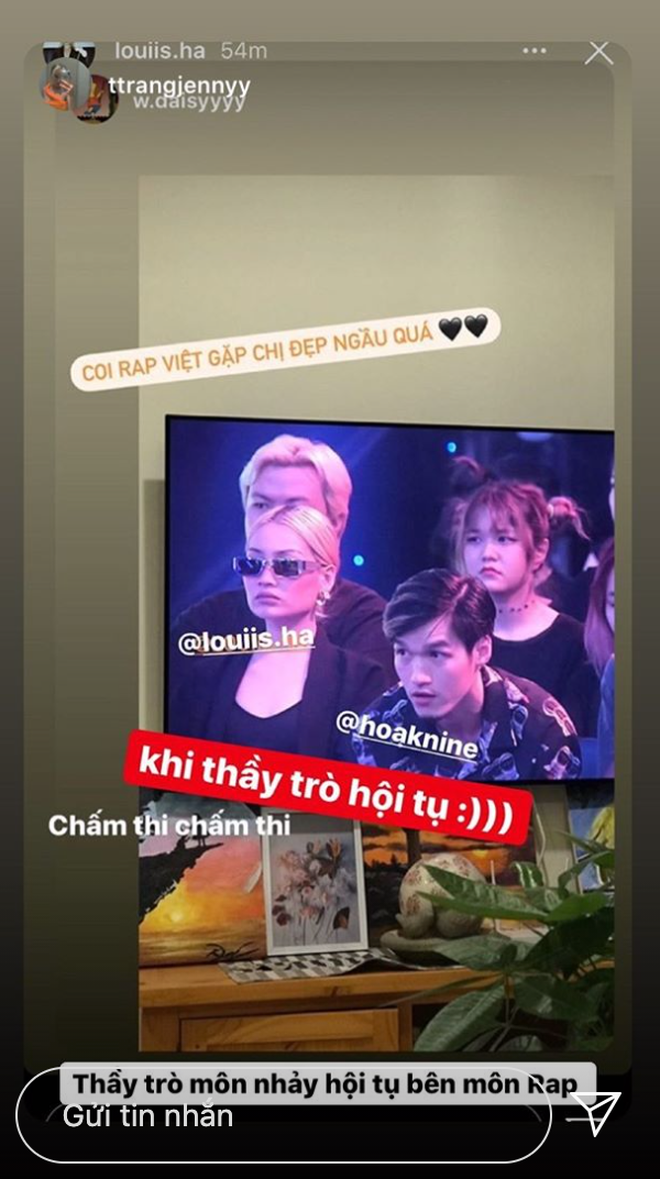 Cụ thể, trong vòng đối đầu của Rap Việt, một nữ khán giả với thần thái sang chảnh, lạnh lùng liên tục được máy quay lia đến.