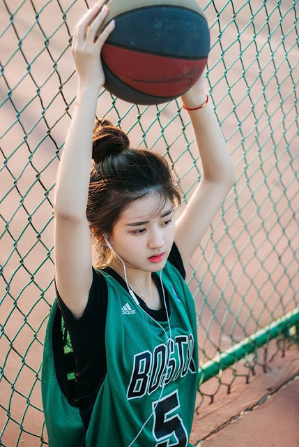 Jinin – một cô nàng hotgirl nổi tiếng trên mạng xã hội Weibo ở Trung Quốc thực hiện bộ ảnh chụp với đồ bóng rổ của đội Boston Celtics.