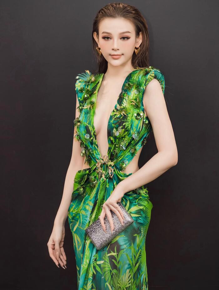 Bên dưới bình luận, dân tình tấm tắc khen Huyền Baby, dù là mẹ bỉm sữa nhưng nhan sắc vẫn mơn mởn, đặc biệt là đôi gò bồng đào "khủng" tự nhiên.