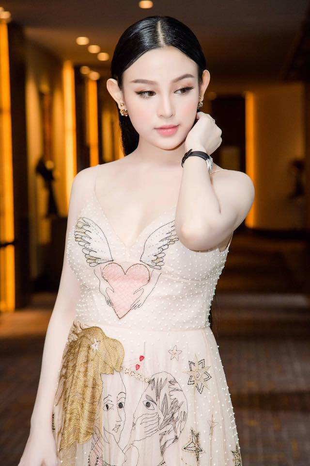 Cụ thể, Huyền Baby chia sẻ: "Xệ nhưng xịn. Chả có gì đáng xấu hổ và phải che giấu khi người mẹ hi sinh vẻ đẹp để dành sự khoẻ mạnh cho con mình. Mình cảm thấy rất tự hào về điều đó. Bạn cảm thấy không vừa mắt thì vui lòng block nhé"