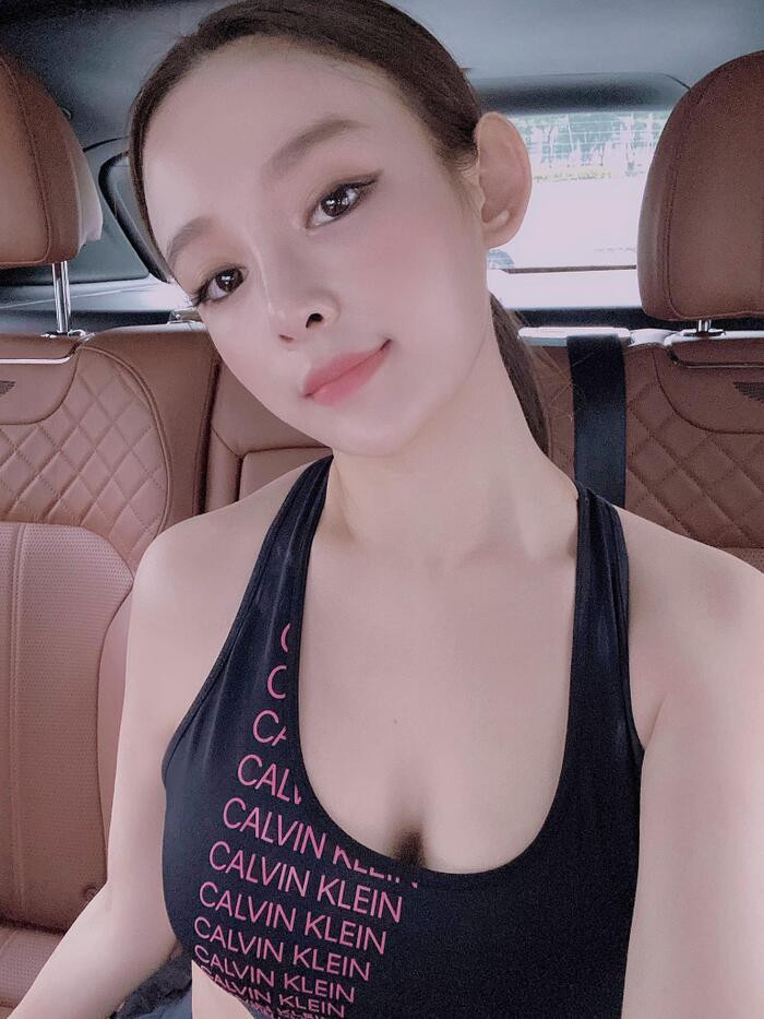 Nhiều người còn nói vui rằng cái gì to quá cũng không tốt nhưng với vòng 1 của Huyền Baby lại được khen ngợi.