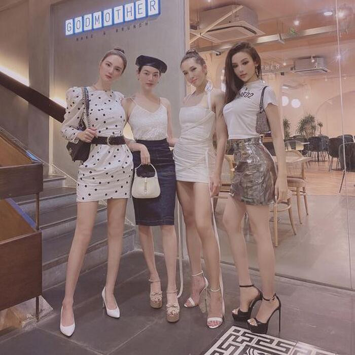 Mới đây, trong sinh nhật của Emily có sự xuất hiện của nhiều người bạn thân. Trong bức ảnh được đăng tải trên MXH, dân tình ngoài việc "thả tim rần rần" vì sự góp mặt của dàn hot girl thì nhiều người lại chú ý tới vòng 1 của bà mẹ 2 con - Huyền Baby.