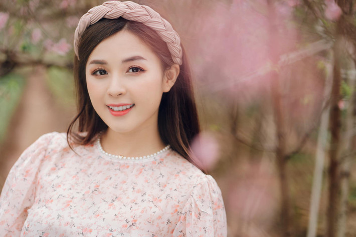 Trước đây, Hương Thảo được biết đến là cô gái sở hữu nhan sắc dễ thương với gương mặt bầu bĩnh nhưng vẫn điểm xuyết bằng những đường nét khá tinh tế.