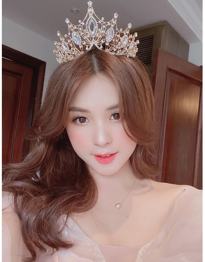 Ma Hương Thảo (biệt danh Thảo Nari) là cái tên được nhiều người biết đến trong làng hot girl Việt hiện nay. Hot girl dân tộc này từng gây chú ý khi xuất hiện vài giây trên sóng truyền hình trong lần đi cổ vũ tuyển Việt Nam thi đấu tại Asian Cup.