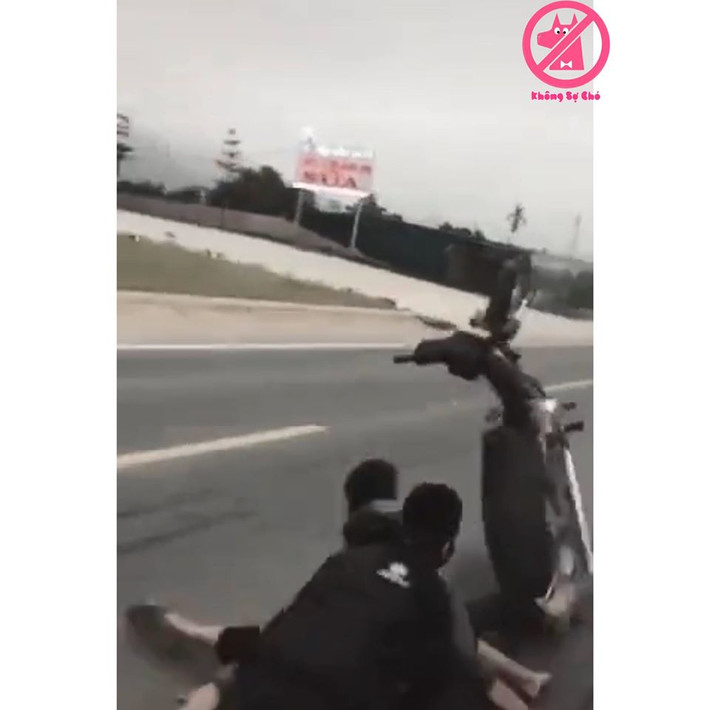 Có vẻ như khi trước khi dân tổ bốc đầu không hề thông báo trước nên "đối tác" phía sau không chuẩn bị tâm lý, ngay lập tức ngã ngửa ra phía sau vô cùng buồn cười.