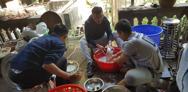 Tuy nhiên, khi mà xã hội ngày càng bình đẳng, cánh mày râu biết san sẻ việc nhà thì chuyện chị em rửa bát Tết chỉ còn là quá khứ.