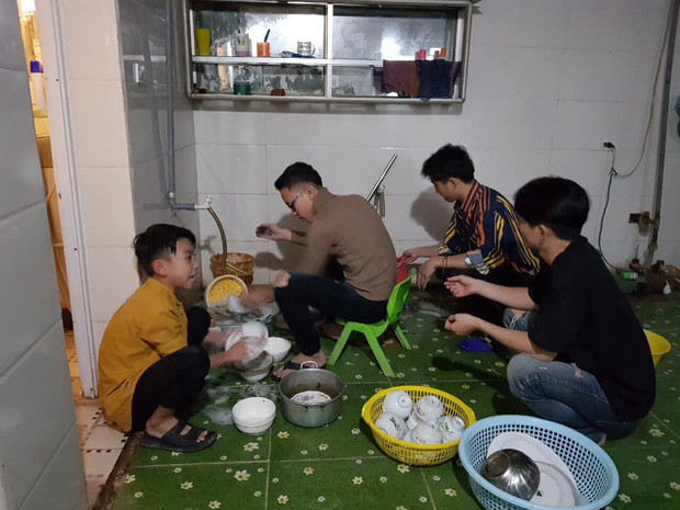 Vừa rửa bát, vừa nói chuyện kể ra cũng vui và nhanh.