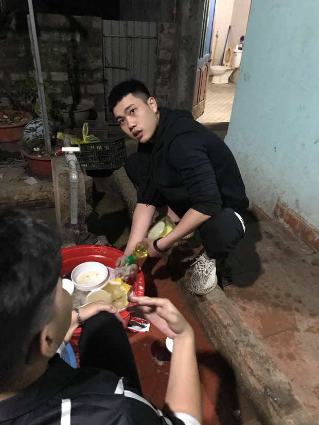 Dù soái ca quá chất nhưng các cánh mày râu ngại gì rửa bát.