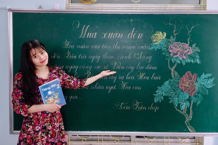 Mới đây trên MXH, những tấm bảng được tô điểm hoa lá khiến dân tình phấn khích. Theo tìm hiểu, tác phẩm vẽ tranh trên bảng là của cô giáo có tên Trần Thị Mộng Lành.