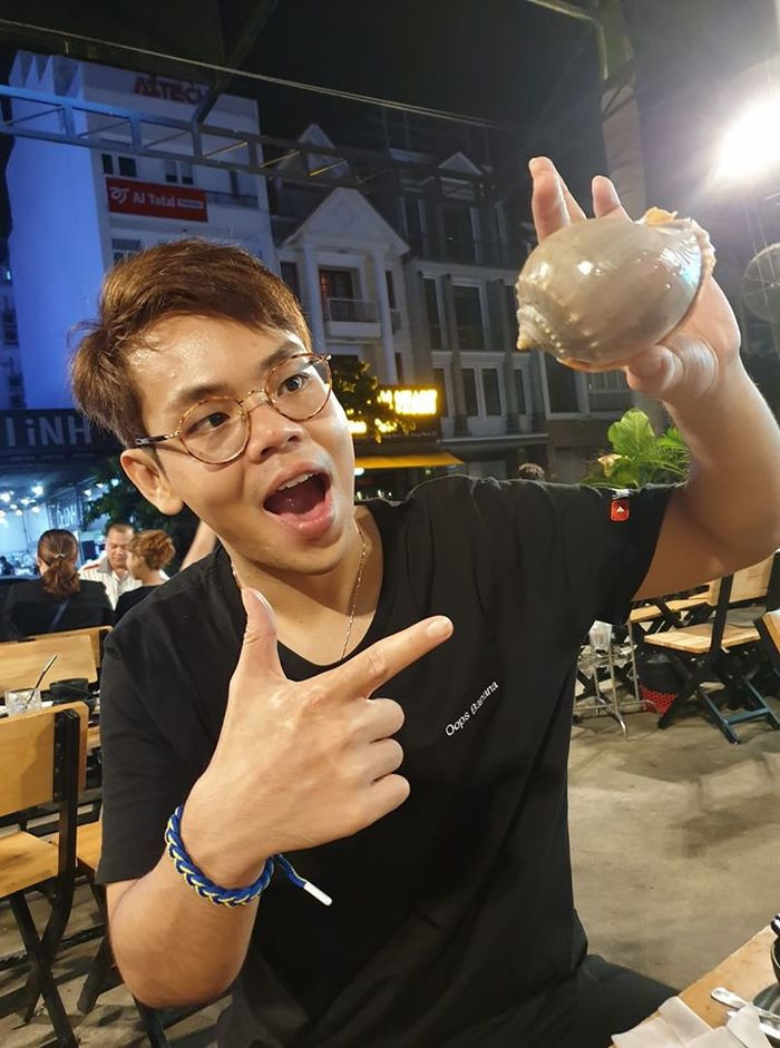 Theo dõi trên kênh của Oops Banana có thể thấy, hiện Youtuber ẩm thực view khủng nhất Việt Nam đang thử sức thêm với lĩnh vực review sản phẩm công nghệ.
