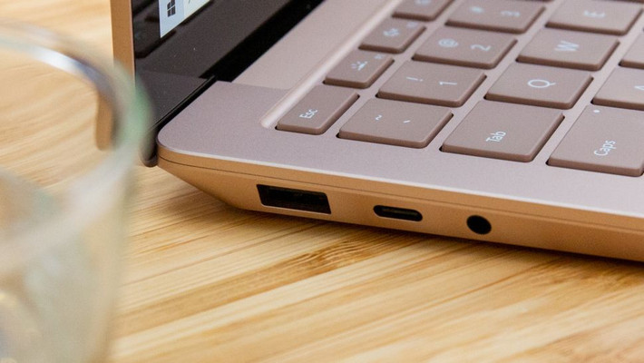 Máy hỗ trợ chuẩn Wi-Fi 6 mới nhất và sạc nhanh giúp sạc 80% pin chỉ trong một giờ.