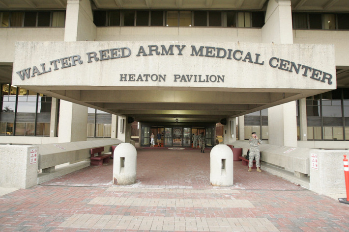 Walter Reed tự coi mình là "Trung tâm y tế quốc gia" và là đầu tàu trong chăm sóc quân sự ở Mỹ. 7.100 nhân viên ở đây phân bố trên 100 phòng khám và chuyên khoa. Theo tờ USA Today, đây là "bệnh viện dành cho các tổng thống, anh hùng chiến tranh và thẩm phán tòa án tối cao".