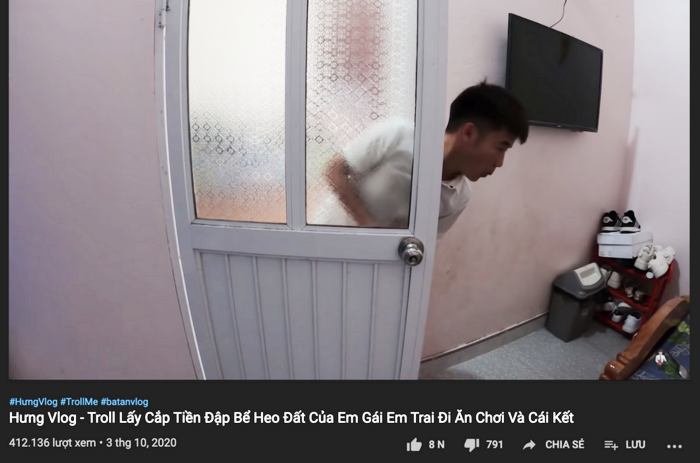 Cụ thể, ngày 2/10 Hưng Vlog đăng tải một đoạn video với tiêu đề ''Troll lấy cắp tiền, đập bể heo đất của em gái, em trai đi ăn chơi'', trong đó con trai bà Tân đã lấy trộm tiền trong heo đất vốn được giấu trong tủ của em trai và em gái của mình.