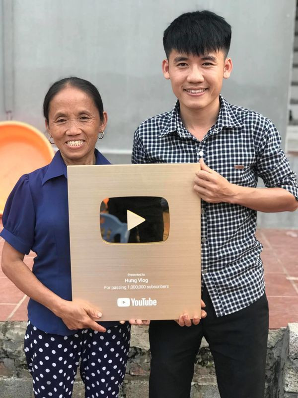Kênh Hưng Troll hiện đang có 610.000 người theo dõi trong khi kênh Hưng Gamer có 186.000 lượt follows, mang lại tổng thu nhập khủng cho vlogger này.