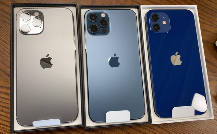 iPhone 12 mini và iPhone 12 được trang bị cụm camera kép gồm một ống kính chính và một ống kính góc rộng. Trong khi phiên bản Pro được bổ sung thêm camera telephoto hỗ trợ zoom quang học và cảm biến LiDAR thực hiện các tác vụ thực tế ảo tăng cường, chụp ảnh chân dung và tự động lấy nét trong điều kiện thiếu sáng tốt hơn.