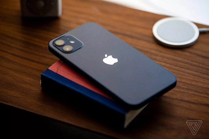 Apple đã ra mắt bốn mẫu iPhone 12 mới, gồm hai phiên bản "giá rẻ" iPhone 12 mini và iPhone 12, hai phiên bản cao cấp iPhone 12 Pro và iPhone 12 Pro Max trong sự kiện "Hi Speed".