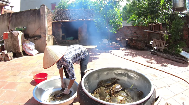 Kênh Bà Tân Vlog được thành lập vào 8/2/2018, nhưng phải đến tháng 5/2019 mới chính thức hoạt động. Hiện tại, dù không còn quá hot như thời điểm mới ra mắt nhưng sức hút từ các clip của bà Tân Vlog chưa có dấu hiệu hạ nhiệt khi vẫn đạt lượt xem trung bình 500 nghìn cho đến vài triệu view.