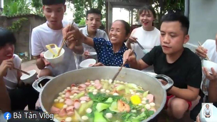 Tuy nhiên thời gian gần đây, kênh YouTube của gia đình bà Tân Vlog như Hưng Vlog, Hưng Troll, Hậu Troll... vấp phải nhiều chỉ trích liên quan đến việc nấu nướng thực phẩm chưa đảm bảo vệ sinh, nội dung clip nhảm, không phù hợp thuần phong mỹ tục,...
