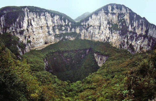 Xiaozhai Tiankeng - còn được gọi với cái tên Hố thiên đường sâu tới 626m và được hình thành từ 120.000 năm về trước. Nhắc tới thiên đường, có lẽ không ai nghĩ nó lại nằm trong một cái hố như thế này.