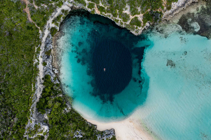 Nằm ở Bahamas và được cho là chiếc hố sâu nhất hành tinh, hố Dean's blue hiện đang được coi là một trong những địa điểm lặn tuyệt nhất thế giới.