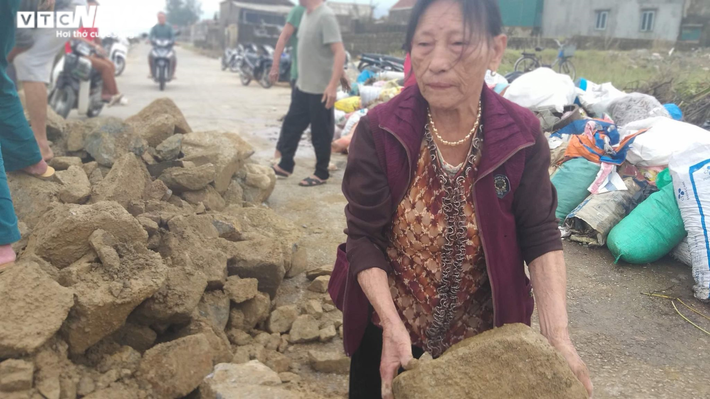 Trước mắt, chính quyền tạm thời tu bổ, gia cố trước khi có phương án khắc phục. "Địa phương sử dụng đá hộc, bao cát, bạt và lồng sắt gia cố các đoạn bị hư hỏng nặng, về lâu dài cần có kinh phí nâng cấp xây dựng lại", ông Hùng nói.