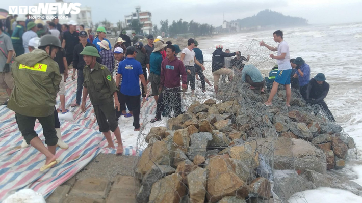 Tuyến kè biển xã Cẩm Nhượng có chiều dài 1,2km, được xây dựng năm 2003. Mấy ngày qua, do ảnh hưởng của mưa lũ, nhiều đoạn kè phần chân móng và mái ngoài ghép bê tông bị bào mòn, sạt lở, có đoạn sạt lở hư hỏng hoàn toàn dài hàng chục mét.