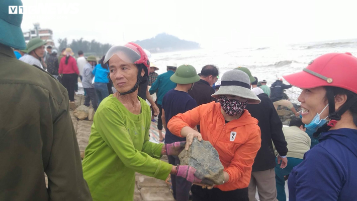 Chính quyền cùng người dân khẩn trương vận chuyển đá hộc, bao cát, lưới sắt và bao tải gia cố tạm các đoạn hư hỏng.