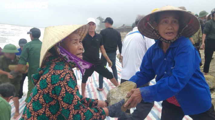 "Mọi người đang khẩn trương để khắc phục tuyến kè bị sạt lở. Trước mắt, tập trung tu bổ các đoạn sạt lở nặng", ông Sim nói.