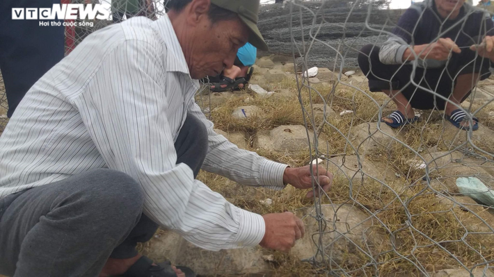 Ông Nguyễn Trọng Hà (SN 1961, ở xóm Chùa, xã Cẩm Nhượng chia sẻ: "Hệ thống kè xây dựng hàng chục năm nay, do tác động của sóng biển làm biến dạng kết cấu, hệ thống phần mái bị sạt lở, xuống cấp nghiêm trọng"..