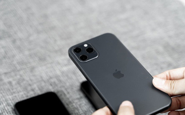 Đại lý ủy quyền cao cấp nhất của Apple tại Việt Nam, FPT Shop và F.Studio by FPT chia sẻ, trong thời gian từ ngày 14/10 - 19/11, người dùng đặt mua trước thế hệ iPhone 12 mới của Apple sẽ nhận được ưu đãi trị giá 2,5 triệu đồng kèm trả góp 0%. Ưu đãi này áp dụng cho khách hàng cọc trước 1 triệu đồng, thời gian bảo hành chính hãng cũng tăng lên 2 năm và tặng kèm ốp lưng Silicon chính hãng.