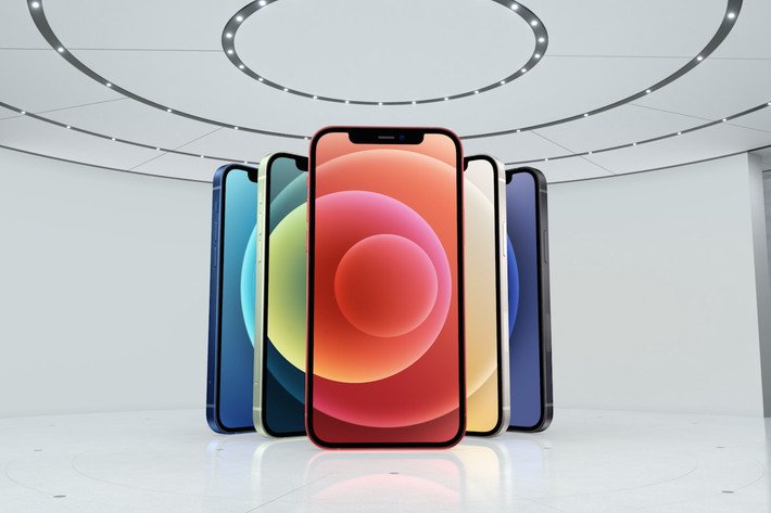 Bộ 4 iPhone 12 đã chính thức trình làng người yêu công nghệ trong sự kiện "Hi, Speed" diễn ra ngày 14/10 vừa qua. Hiện tại, thông tin bao giờ iPhone 12 về Việt Nam và giá bán "về tay" hiện đang được cái iFan Việt vô cùng quan tâm.