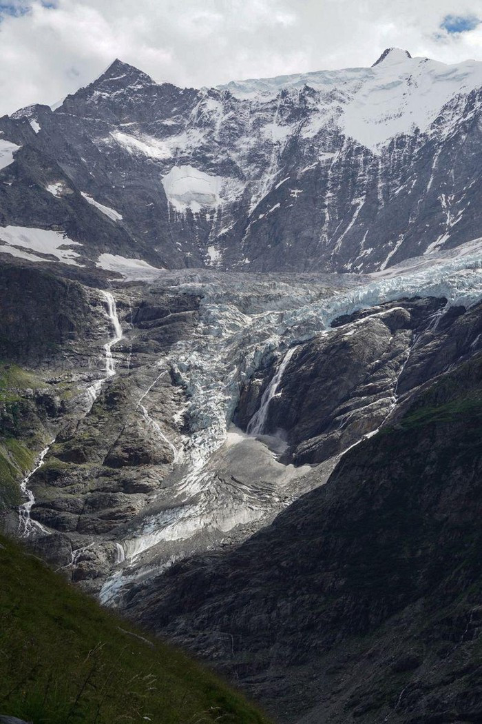 Bức ảnh ''Ischmeer Glacier'' của Rory Stringer tại Alpes Thụy Sĩ. Sông băng đã tan chảy quá nhiều, dẫn đến những vấn đề như đá không ổn định, xói mòn.