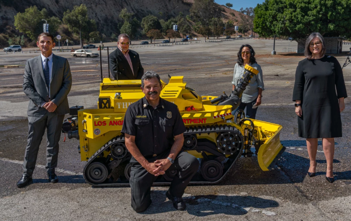 Sở cứu hỏa Los Angeles, Mỹ vừa chào đón một thành viên mới – một chú robot chữa cháy có tên Thermite RS3.