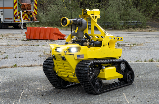 Ngoài ra, các kỹ sư còn gắn một lưỡi xúc (plow blade) ở mặt trước của Thermite RS3, giúp robot này không chỉ có khả năng phun nước mà còn có thể dọn sạch các chướng ngại vật trên đường đi.
