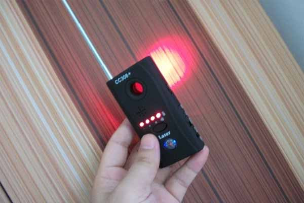 Nếu có điều kiện, chị em phụ nữ nên sắm cho mình một thiết bị phát hiện camera chuyên dụng, với giá khoảng vài trăm nghìn đồng. Chỉ cần bật thiết bị lên và quét phòng, thiết bị sẽ kêu tiếng bíp để thông báo cho bạn biết có dấu hiệu camera giấu kín hay không.