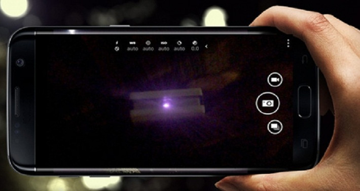 Sử dụng camera điện thoại cũng giúp bạn phát hiện được những chiếc camera quay lén trong các phòng khách sạn, nhà nghỉ. Sau khi tắt hết đèn trong phòng, bật camera điện thoại lên, di chuyển chậm xung quanh căn phòng, nếu thấy điểm sáng thì có thể khu vực ấy có lắp đặt camera hồng ngoại.