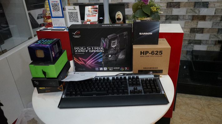Nam ca sĩ từng khoe góc gaming PC được đầu tư chẳng kém các game thủ chuyên nghiệp của mình.