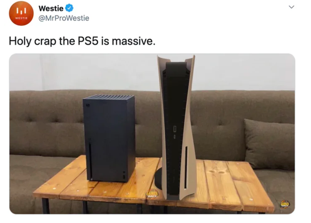 PS5 khi đặt cạnh một chiếc case PC mini.