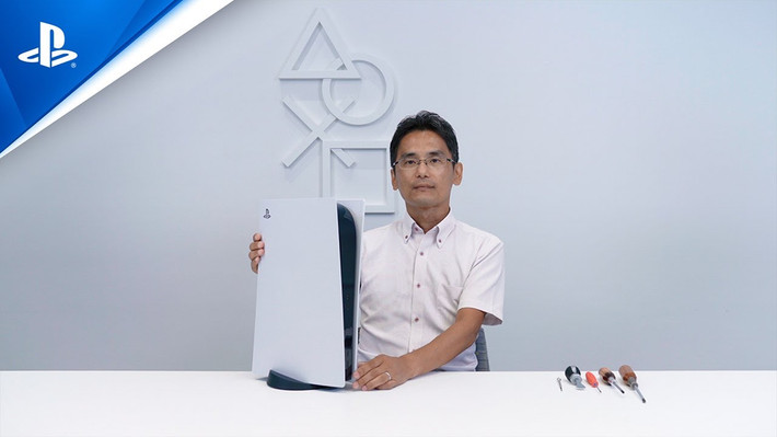 Mới đây, Sony đã công bố đoạn video dài 7 phút ghi lại cảnh Giám đốc công ty này tự tay "mổ xẻ" PlayStation 5. PS5 vừa lộ diện đã nhận được phản ứng vô cùng nồng nhiệt từ cộng đồng gamer bởi qua video có thể thấy được rõ các thành phần linh kiện khủng bên trong chiếc console này.