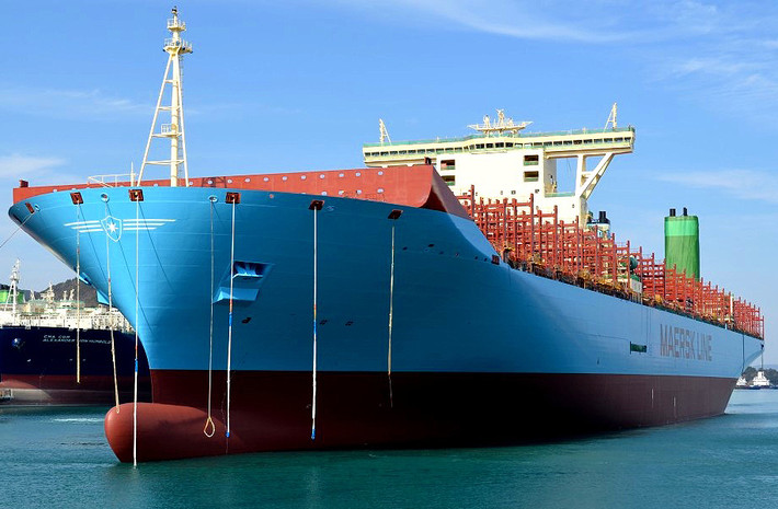 Triple - E của đại gia vận tải biển Maersk dài 400m, rộng 59m và cao 73m. Kích thước này vượt quá chiều rộng của kênh đào Panama và cao hơn giới hạn bất kỳ cảng biển nào tại Mỹ, đủ hiểu tầm vóc của nó khủng cỡ nào.