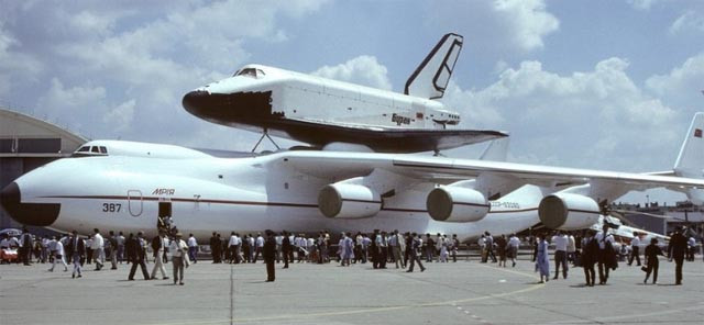 Máy bay Mriya do Nga thiết kế, có trọng lượng cất cánh là 640 tấn, trang bị 6 động cơ phản lực mạnh mẽ. Khi đậu trên đường băng, Mriya như một con chim mẹ khổng lồ với 1 "lứa gà con" Boeing đứng bên cạnh.