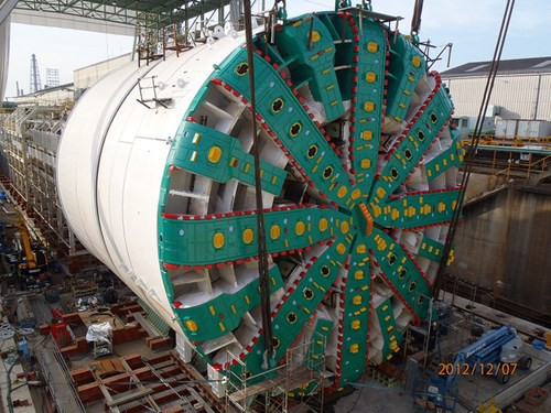 TBM-Bertha lắp 260 răng, lưỡi của máy có dạng bánh xe lớn, các vấu cứng đúc bằng hợp kim, lắp đa chiều, có thể nghiền, bào đá cứng. Khi máy khoan xoay lưỡi, tiến vào sâu đến đâu, đất đá được ''gọt'' thành mặt phẳng (gương hầm) đến đấy, theo đường kính 17,5 m.