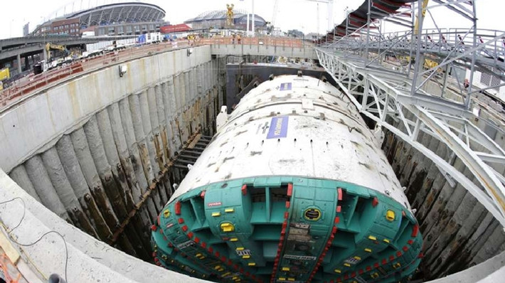 Cỗ máy Bertha là máy khoan hầm lớn nhất thế giới với đường kính 57,5m nặng 7000 tấn. Mỗi khi sử dụng, cần đến đoàn xe chở 31 khối linh kiện lắp đặt cỗ máy.