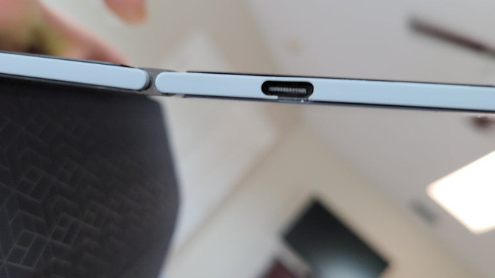 Từ những hình ảnh mổ bụng Surface Duo gần đây, chúng ta cũng đã biết cổng USB-C được hàn vào bo mạch chủ và nếu cổng dễ bị dịch chuyển và làm nứt khung thì có vẻ bản thân cổng sẽ dễ bị hỏng theo thời gian.