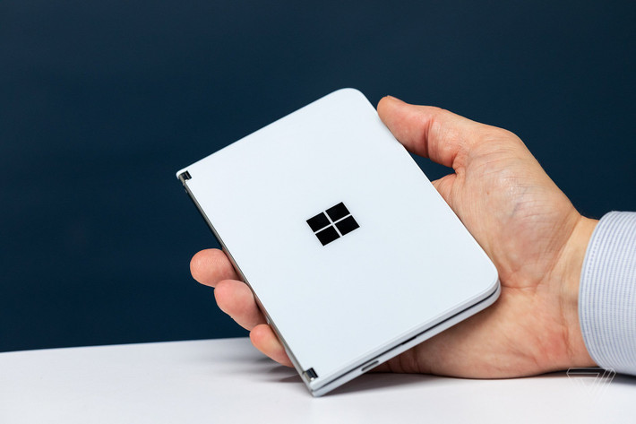 Mặc dù có kích thước khá lớn, Surface Duo chiếm cảm tình của nhiều người dùng khi lại có trọng lượng khá nhẹ, chỉ 250 gam, nhẹ hơn cả Galaxy Z Fold2 hay không nặng hơn một chiếc iPhone 11 Pro Max là mấy.