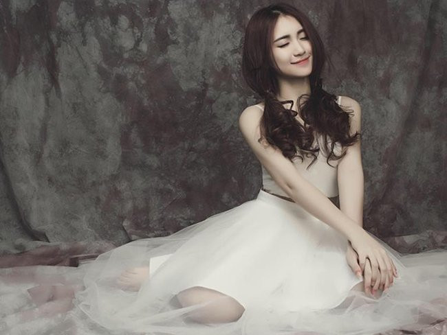 Hòa Minzy bước chân vào làng giải trí với ngôi vị Quán quân Học viện ngôi sao mùa đầu tiên. Cô để lại ấn tượng với công chúng với những sản phẩm âm nhạc chất lượng cùng phong cách thời trang trẻ trung, cá tính và năng động.